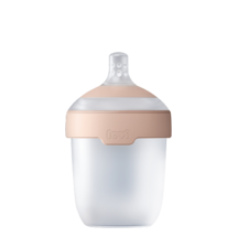 Бутылочка LOVI Medical +. Прозрачная бутылочка с серым логотипом LOVI.